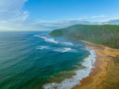 Sabahın erken saatlerinde deniz üzerinde bulutlarla birlikte NSW, Avustralya 'daki Bateau Körfezi' nde hava manzarası.