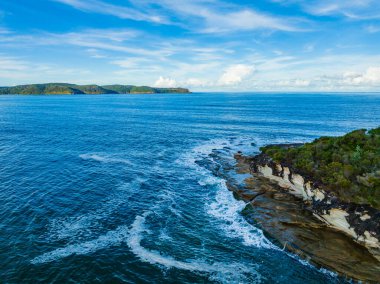Central Coast, NSW, Avustralya 'daki Pearl Beach' te öğleden sonra deniz manzarası bulutlu..