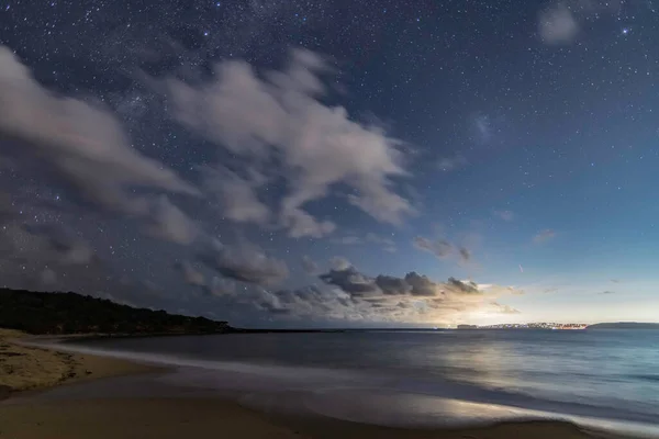 在漆黑的夜晚 在银河天空下的海滩上 在澳大利亚新南威尔士州中部海岸的普提海滩上 星空闪烁 — 图库照片