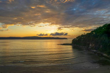 Umina Point 'teki Umina Sahili' nden NSW, Avustralya 'ya kadar bulutlarla birlikte gün doğumu denizi..