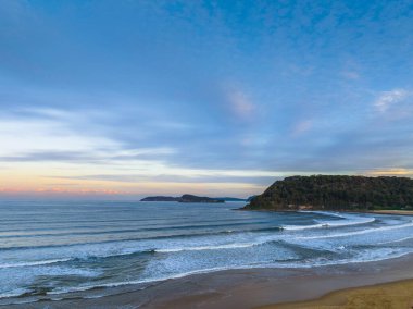 Orta Sahildeki Umina Sahili 'nde gün batımı deniz manzarası, NSW, Avustralya.