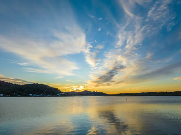 Воздушный Водный Пейзаж Восхода Солнца Высоким Облаком Мягкими Пастельными Красками — стоковое фото