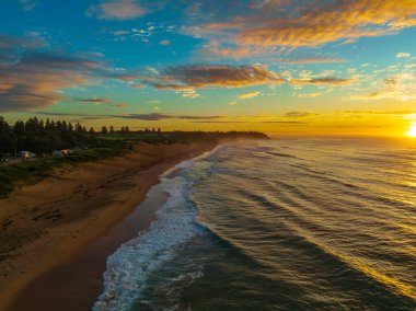 Central Coast, NSW, Avustralya 'daki Shelly Sahili' nde bulutlu gün doğumu denizi..