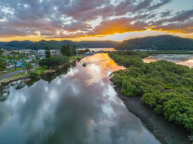 Körfezin üzerinde, NSW, Avustralya 'daki Woy Woy' da bulutlarla birlikte hava günbatımı uçuşu..