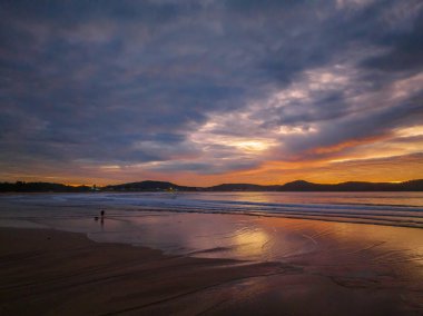 Yüksek ve orta büyüklükteki bulutların bir karışımı Umina Point, Umina Beach, NSW, Avustralya 'da gündoğumu için renkli bir ekran oluşturdu..