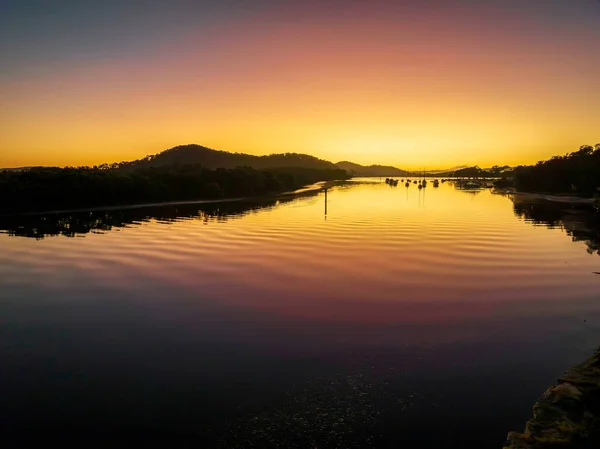 澳大利亚新南威尔士州中部海岸无云天空的空中日出水景 — 图库照片