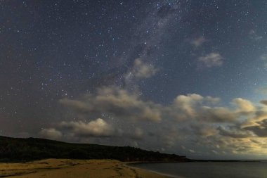 Gecenin karanlığında, Samanyolu 'nun altındaki sahilde ve Avustralya, NSW' nin merkez kıyısındaki Putty Beach 'te yıldızlar..