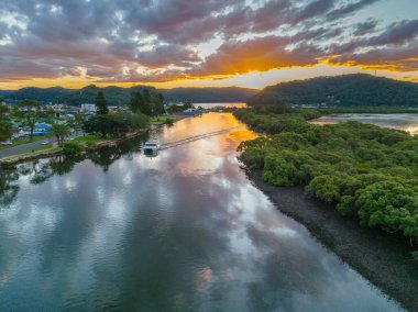 Körfezin üzerinde, NSW, Avustralya 'daki Woy Woy' da bulutlarla birlikte hava günbatımı uçuşu..
