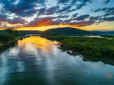 Körfezin üzerinde, NSW, Avustralya 'daki Woy Woy' da bulutlarla birlikte hava günbatımı uçuşu..