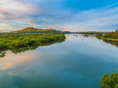 Körfez üzerinde hava günbatımı uçuşu, yağmur bulutları ile Woy Woy 'da Central Coast, NSW, Avustralya.
