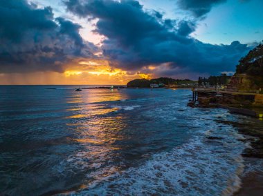 Central Coast, NSW, Avustralya 'daki Terrigal' da yağmurlu gün doğumu deniz manzarası.
