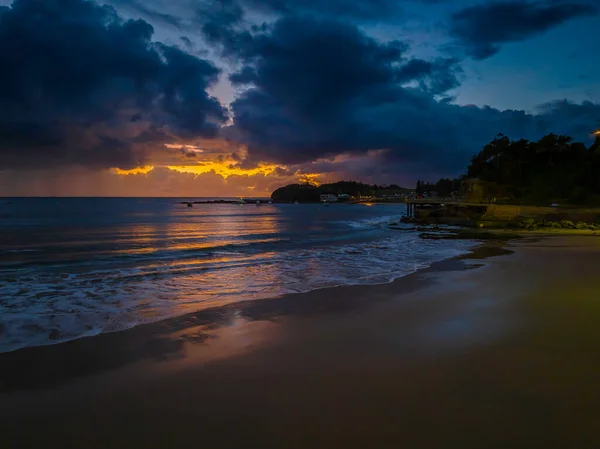 オーストラリア ニューサウスウェールズ州中央海岸のテリーでの雨の日の日の出の海の景色 — ストック写真