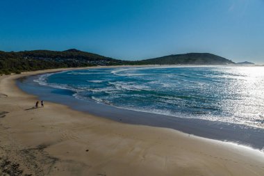 Port Stephens, NSW, Avustralya 'daki Fingal Körfezi' ndeki sahil ve körfezin hava görüntüsü.