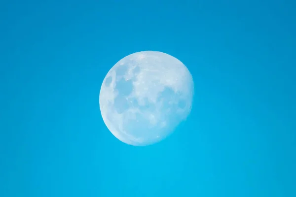 Lua Subindo Final Tarde Céu Azul — Fotografia de Stock