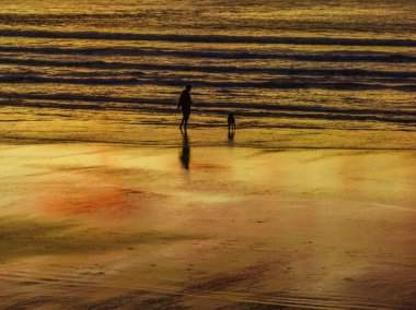 Umina Point 'te, Umina Sahili' nde, NSW 'de, Avustralya' da, Umina Sahili 'nde, renkli yüksek bulutlarla kumsalda gün doğumu..