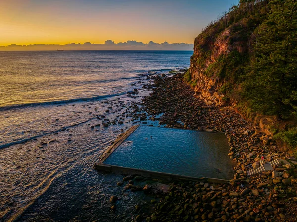 澄んだ空と低い雲の銀行を持つ海辺での空中日の出中央海岸 ニューサウスウェールズ州 オーストラリアのMacmasters Beach — ストック写真