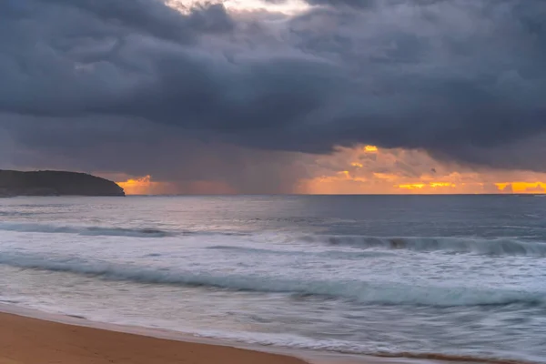 Alba Mare Con Nuvole Pioggia Killcare Beach Sulla Costa Centrale — Foto Stock