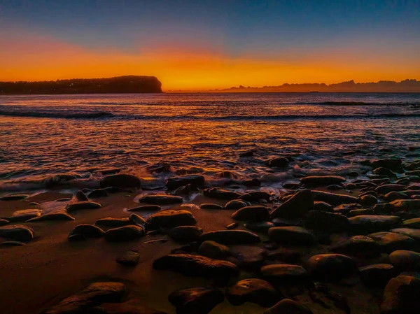 Воздушный Восход Солнца Берегу Моря Ясным Небом Низким Облачным Покровом — стоковое фото