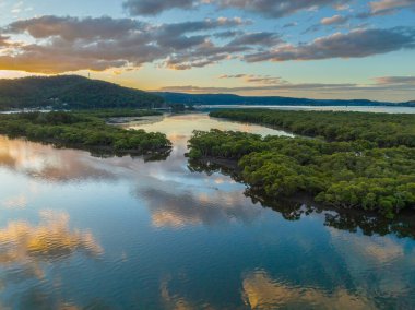 Körfezin üzerinde, NSW, Avustralya 'daki Woy Woy' da bulutlarla birlikte hava günbatımı uçuşu..