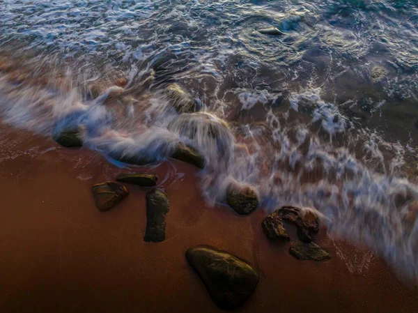 澳大利亚新南威尔士州中部海岸的麦克马斯特海滩 空中日出 岩石和大海映衬着海岸 — 图库照片