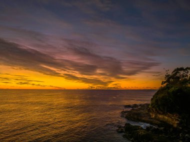 Orta Sahildeki Avoca Sahili 'nde, NSW, Avustralya' da yüksek bulutlu hava gündoğumu deniz manzarası.