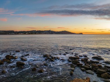 Orta Sahildeki Avoca Sahili 'nde, NSW, Avustralya' da yüksek bulutlu hava gündoğumu deniz manzarası.