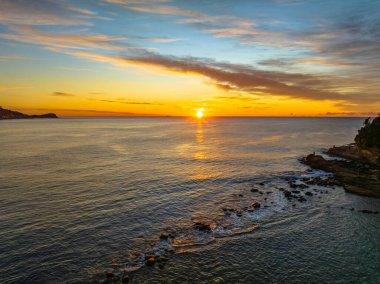 Orta Sahildeki Avoca Sahili 'nde, NSW, Avustralya' da yüksek bulutlu hava gündoğumu deniz manzarası.