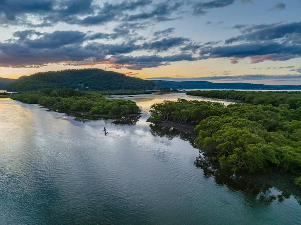 Körfezin üzerinde, NSW, Avustralya 'daki Woy Woy' da bulutlarla birlikte hava günbatımı uçuşu..