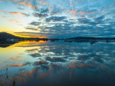 Brisbane üzerinde gündoğumu uçuşu Koolewong 'da ve Tascott Merkez Sahili' nde, NSW, Avustralya.