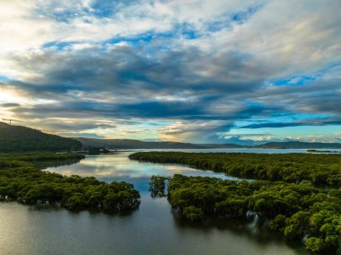 Körfez üzerinde hava günbatımı uçuşu, yağmur bulutları ile Woy Woy 'da Central Coast, NSW, Avustralya.