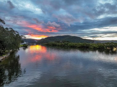 Körfez üzerinde hava günbatımı uçuşu, yağmur bulutları ile Woy Woy 'da Central Coast, NSW, Avustralya.