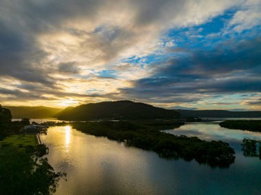 Körfez üzerinde hava günbatımı uçuşu, yağmur bulutları ile Woy Woy 'da Central Coast, NSW, Avustralya.