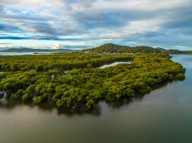 Körfez üzerinde hava günbatımı uçuşu, yağmur bulutları ile Woy Woy 'da Central Coast, NSW, Avustralya.