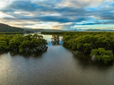 Körfez üzerinde hava günbatımı uçuşu, yağmur bulutları ile Woy Woy 'da Central Coast, NSW, Avustralya.