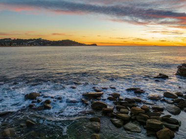 Orta Sahildeki Avoca Sahili 'nde, NSW, Avustralya' da yüksek bulutlu hava gündoğumu deniz manzarası.