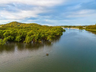 Körfez üzerinde hava günbatımı uçuşu, yağmur bulutları ile Woy Woy 'da Central Coast, NSW, Avustralya.