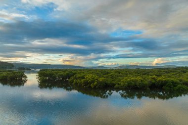Körfez üzerinde hava günbatımı uçuşu, yağmur bulutları ile Woy Woy 'da Central Coast, NSW, Avustralya.