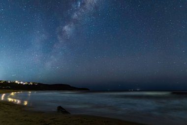 Samanyolu ve yıldızlar gece gökyüzünde Killcare Beach, Central Coast, Avustralya 'da.