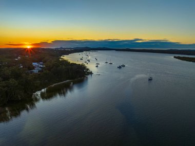 Limon Ağacı Geçidi, Port Stephens, NSW, Avustralya 'da bir yelkenliyle Tilligerry Deresi' nde kış sabahı..