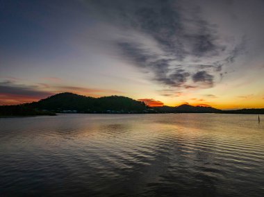 Orta Sahildeki Woy Woy, NSW, Avustralya 'da yüksek bulutlu ve yumuşak pastel renklere sahip hava gündoğumu su manzarası..