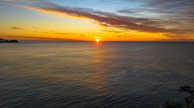 Orta Sahildeki Avoca Sahili 'nde, NSW, Avustralya' da yüksek bulutlu hava gündoğumu deniz manzarası.