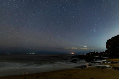Samanyolu ve yıldızlar gece gökyüzünde Killcare Beach, Central Coast, Avustralya 'da.
