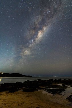 Samanyolu ve yıldızlar gece gökyüzünde Killcare Beach, Central Coast, Avustralya 'da.