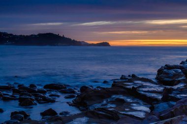 Şafak vakti, Avoca Sahili 'ndeki Avoca Sahili' nde bulutlu ve yıldızlı deniz manzarası..