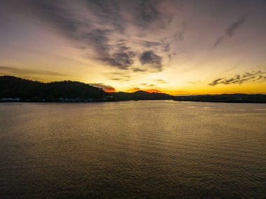 Orta Sahildeki Woy Woy, NSW, Avustralya 'da yüksek bulutlu ve yumuşak pastel renklere sahip hava gündoğumu su manzarası..