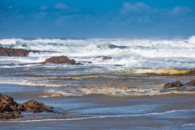 Robinson Reserve, Birrubi Sahili, Anna Körfezi. NSW, Avustralya 'nın doğu kıyısını dalgalı denizler vuruyor..
