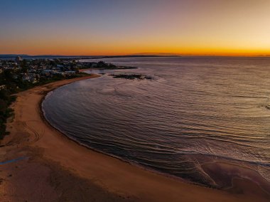Gün doğumu kumsalda açık gökyüzü Central Coast, NSW, Avustralya 'da Toowoon Körfezi' nde.