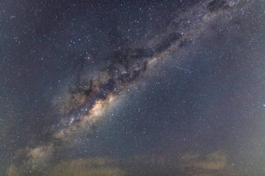Samanyolu ve yıldızlar gece gökyüzünde Killcare Beach, Central Coast, Avustralya 'da.