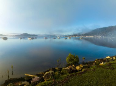 Brisbane üzerinde sisli bir gün doğumu Koolewong 'da ve Tascott Merkez Sahili' nde, NSW, Avustralya.