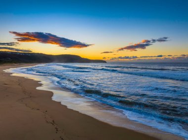 Central Coast, NSW, Avustralya 'daki Killcare Sahili' nde bulutlu gün doğumu denizi..